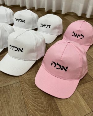 כובע קסקט עם רקמת שם